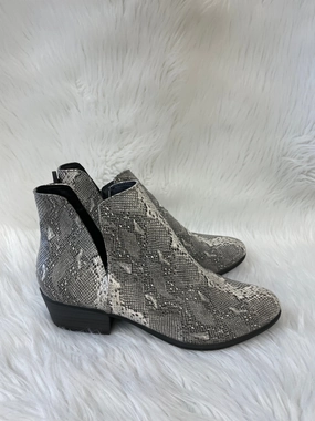 Boots Ankle Flats By Clothes Mentor In Snakeskin Print, Size: 8.5