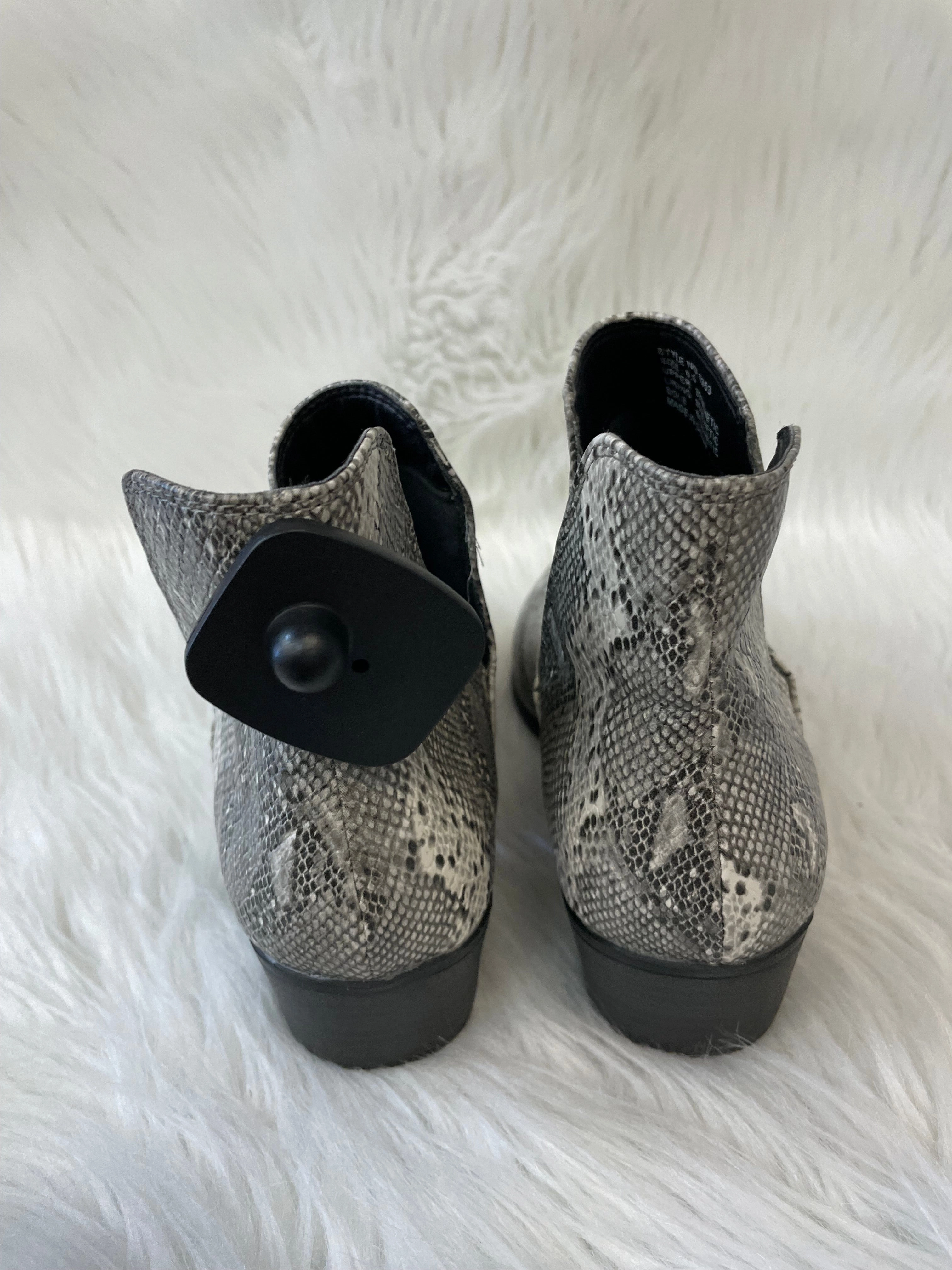Boots Ankle Flats By Clothes Mentor In Snakeskin Print, Size: 8.5