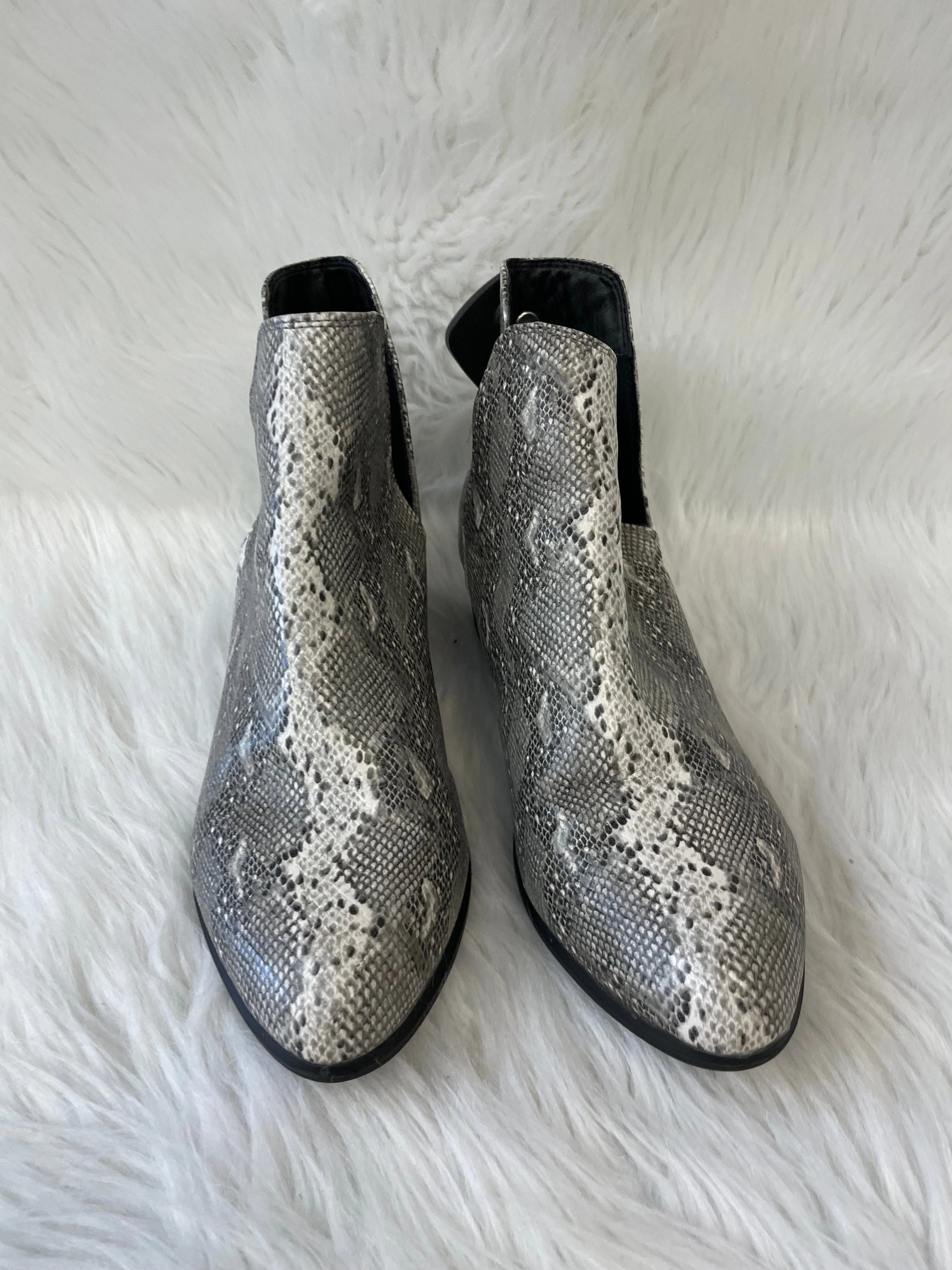 Boots Ankle Flats By Clothes Mentor In Snakeskin Print, Size: 8.5