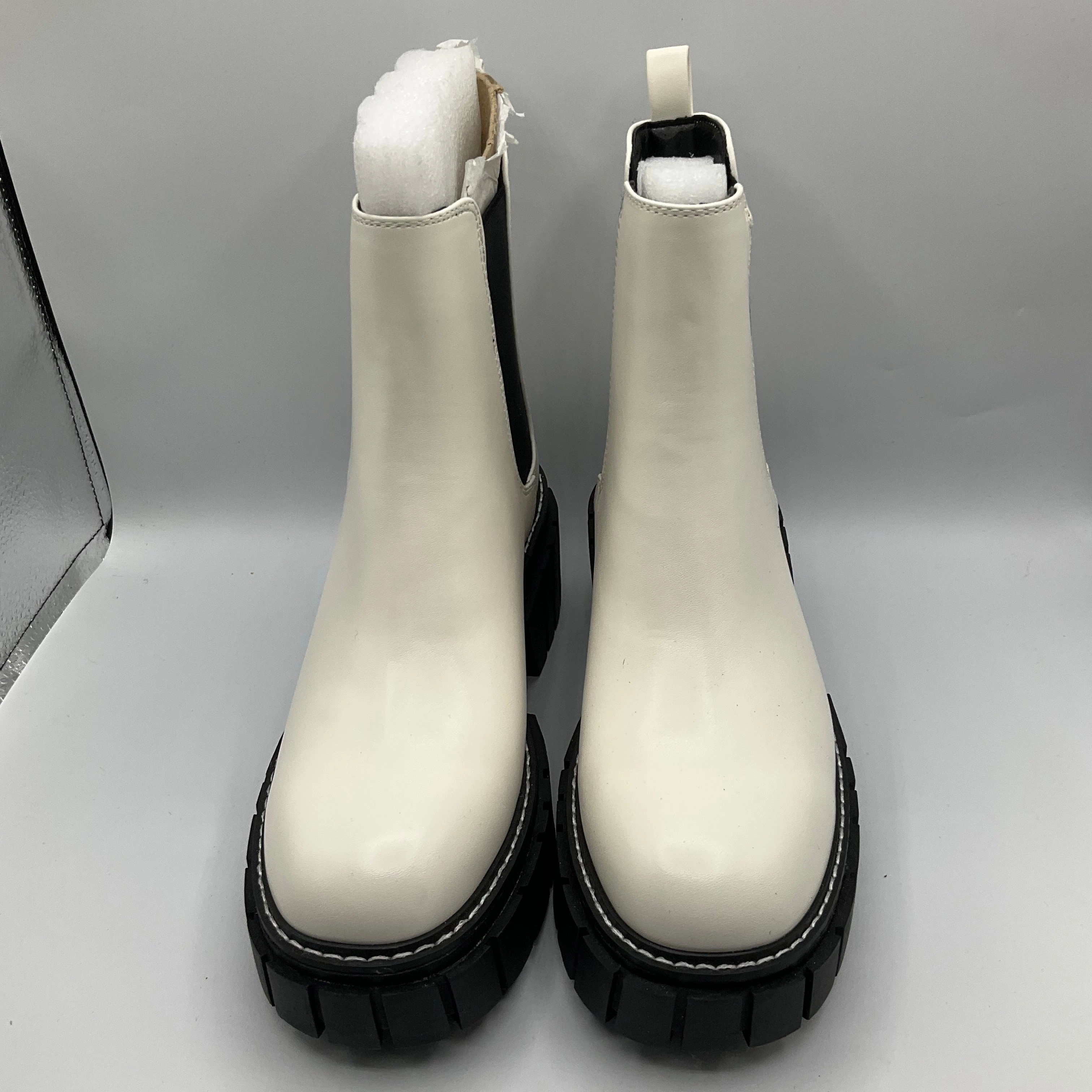 Boots Ankle Flats By Clothes Mentor In White, Size: 7