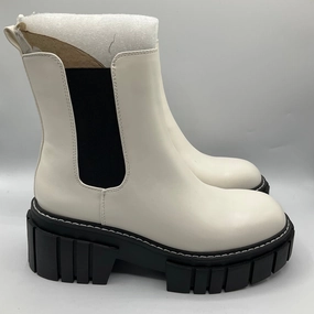 Boots Ankle Flats By Clothes Mentor In White, Size: 7