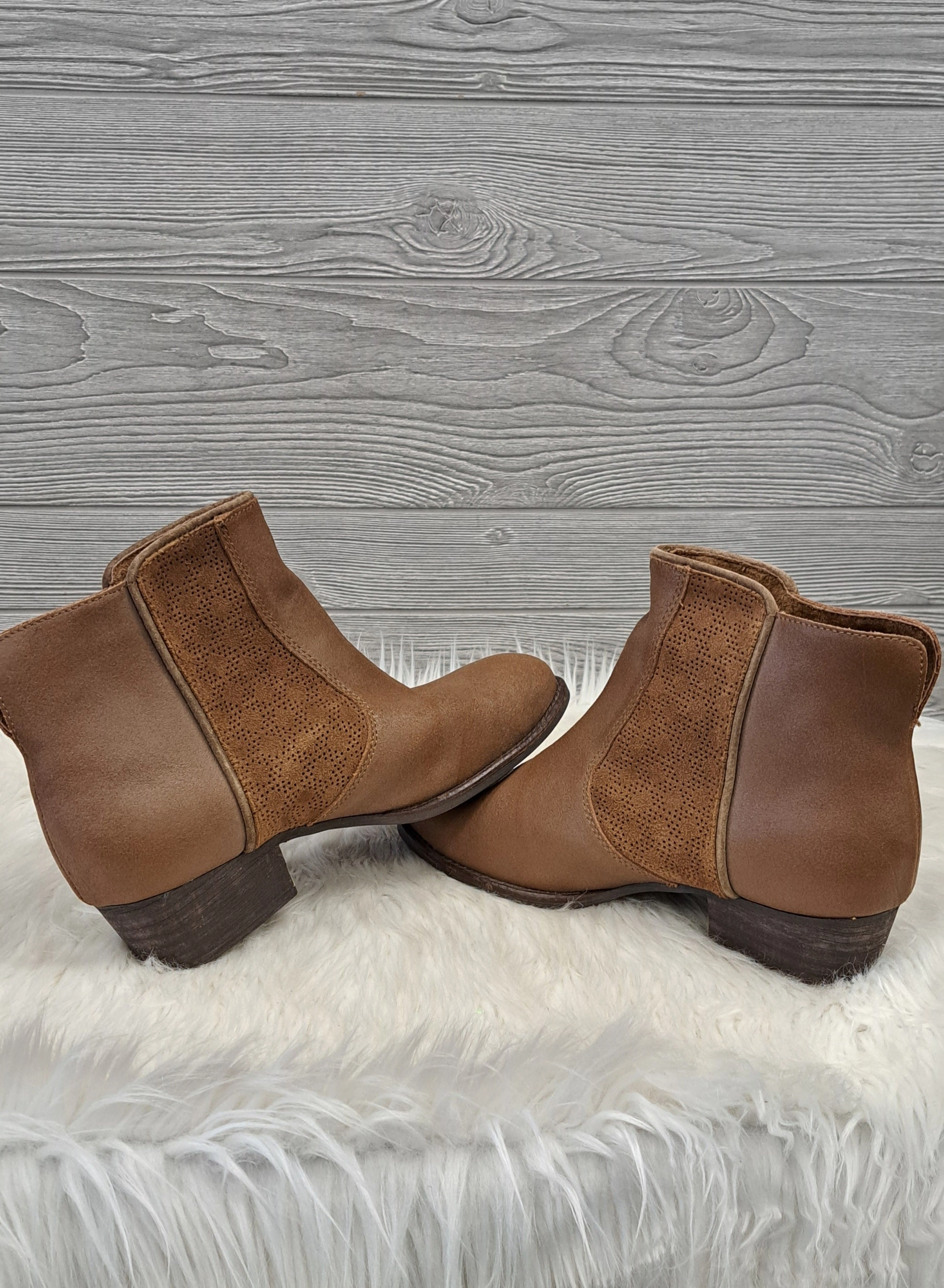 Boots Ankle Flats By Emu In Brown, Size: 10