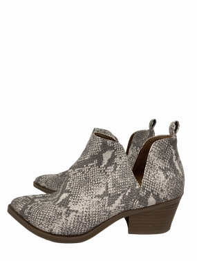 Boots Ankle Heels By Universal Thread  Size: 6.5